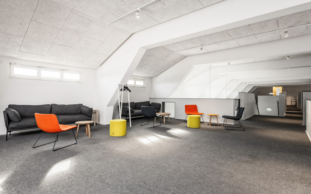 modernes Büroloft Lounge farbige Möbel