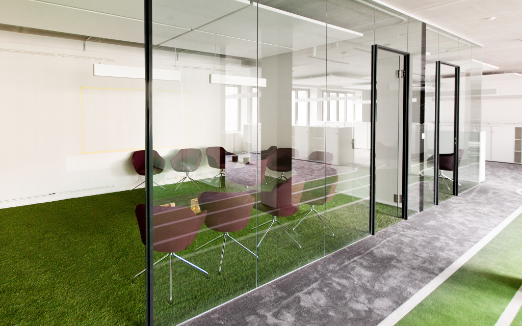 flexible glass wall meeting room