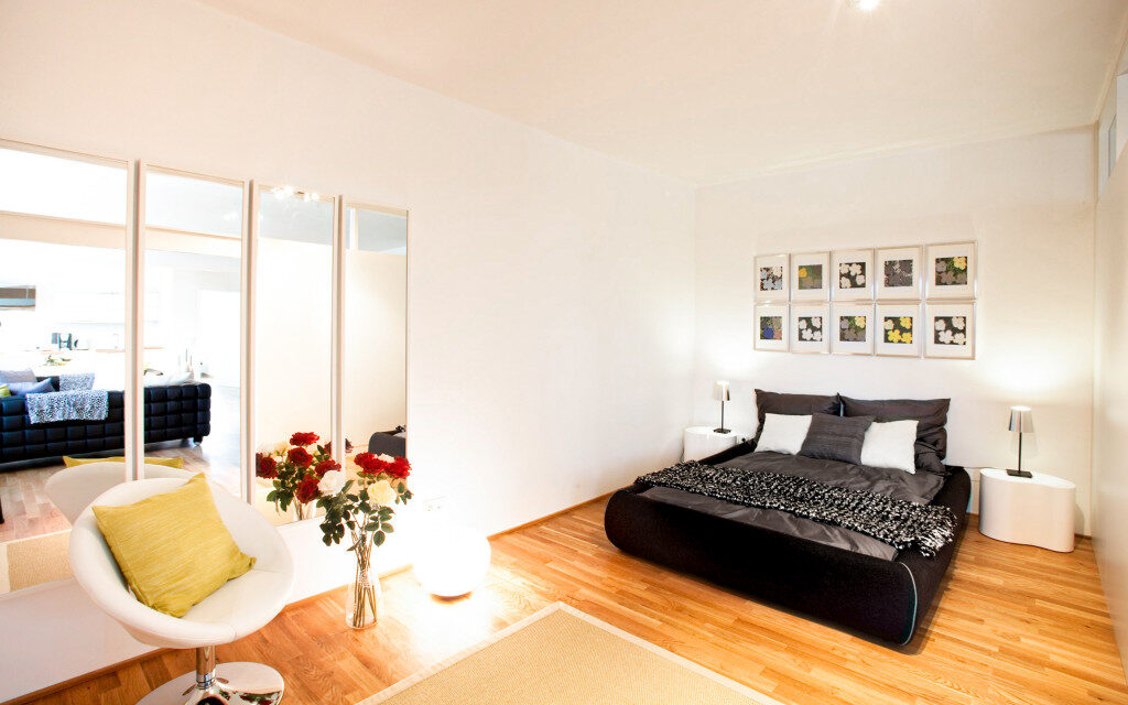 Altbau geraeumiges Schlafzimmer