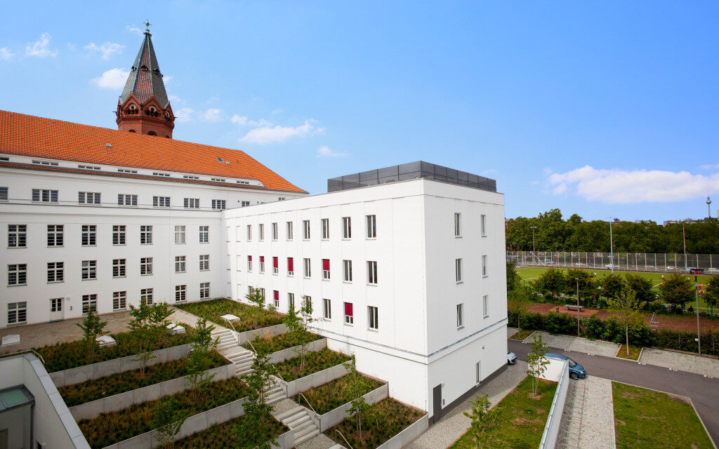 Aussenanlage Bürohaus begrünte Kaskaden